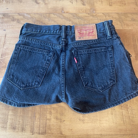 Levi’s jean short with a zipper detail - Picture 2 of 4